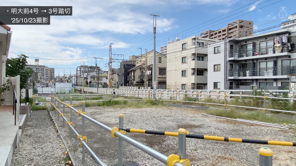 京王線下高井戸駅から明大前3号踏切の区間は営業線南側に用地や工事ヤードが整備されている