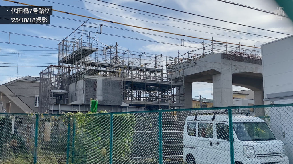代田橋7号踏切付近は構築済みの橋脚と高架橋の間に橋桁を作る工事が始まった