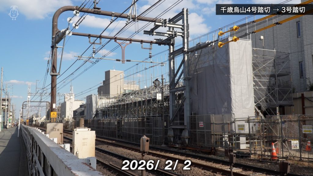 千歳烏山4号〜3号踏切区間では跨道橋の構築が進行中