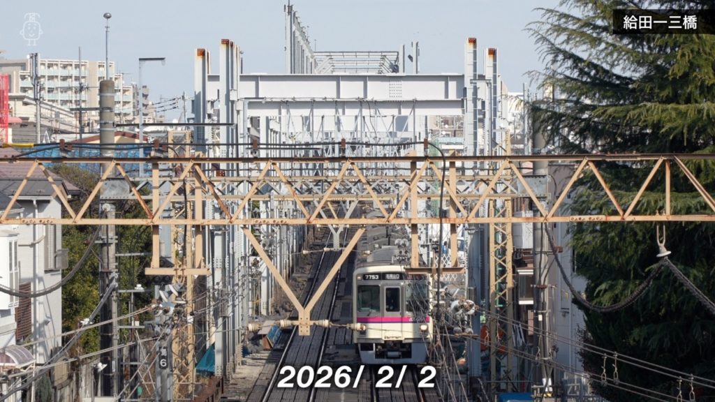 営業線の真上で行われている仮高架橋工事が進展して鉄骨が架けられた