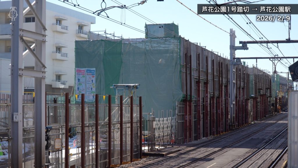 芦花公園1号踏切から芦花公園駅の間では高架橋構築が進められている