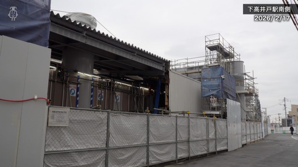 下高井戸駅南側ではホームの壁を削って工事が進められ鉄骨柱が設置された