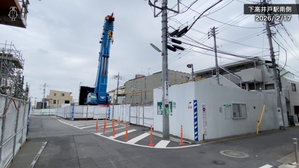 下高井戸駅南側の工事ヤードには鉄骨架設工事に使用したクレーンが留置されていた