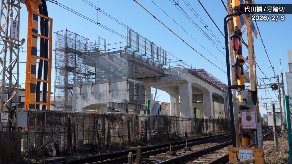 代田橋7号踏切付近は構築済みの橋脚と高架橋の間に橋桁が構築された