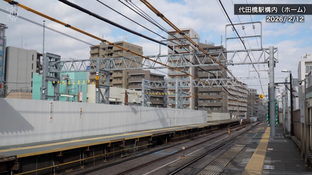 代田橋駅ホームには仮架線柱が1本追設されていた