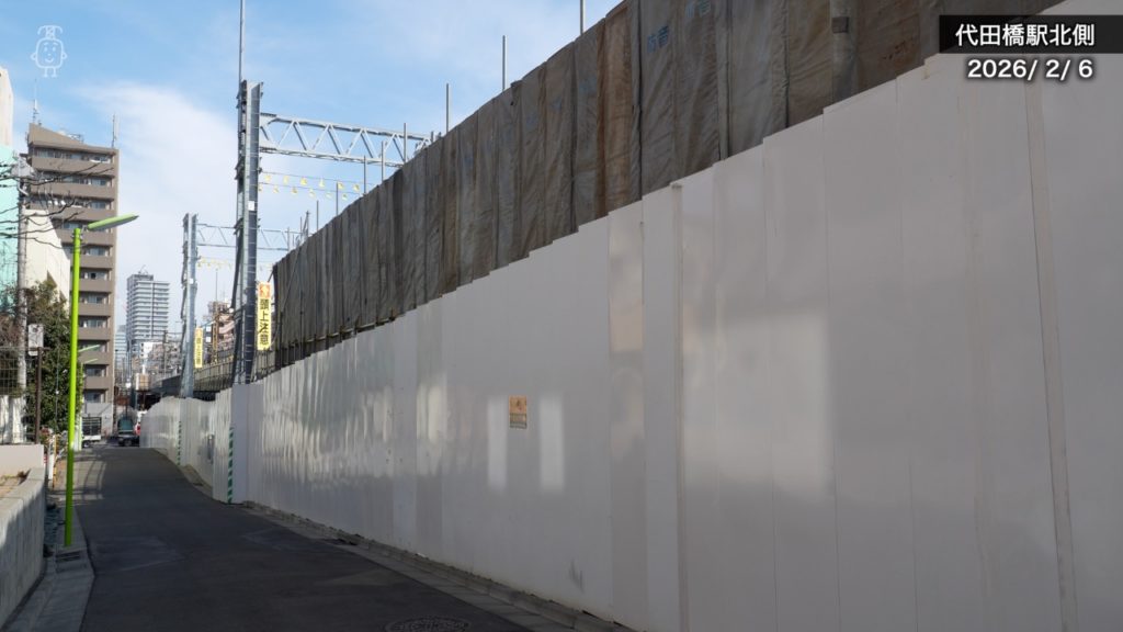 北側からは仮架線柱が確認できる